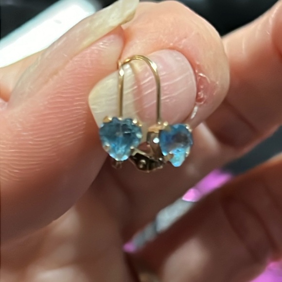 Jewelry - 10k blue topaz heart earrings!